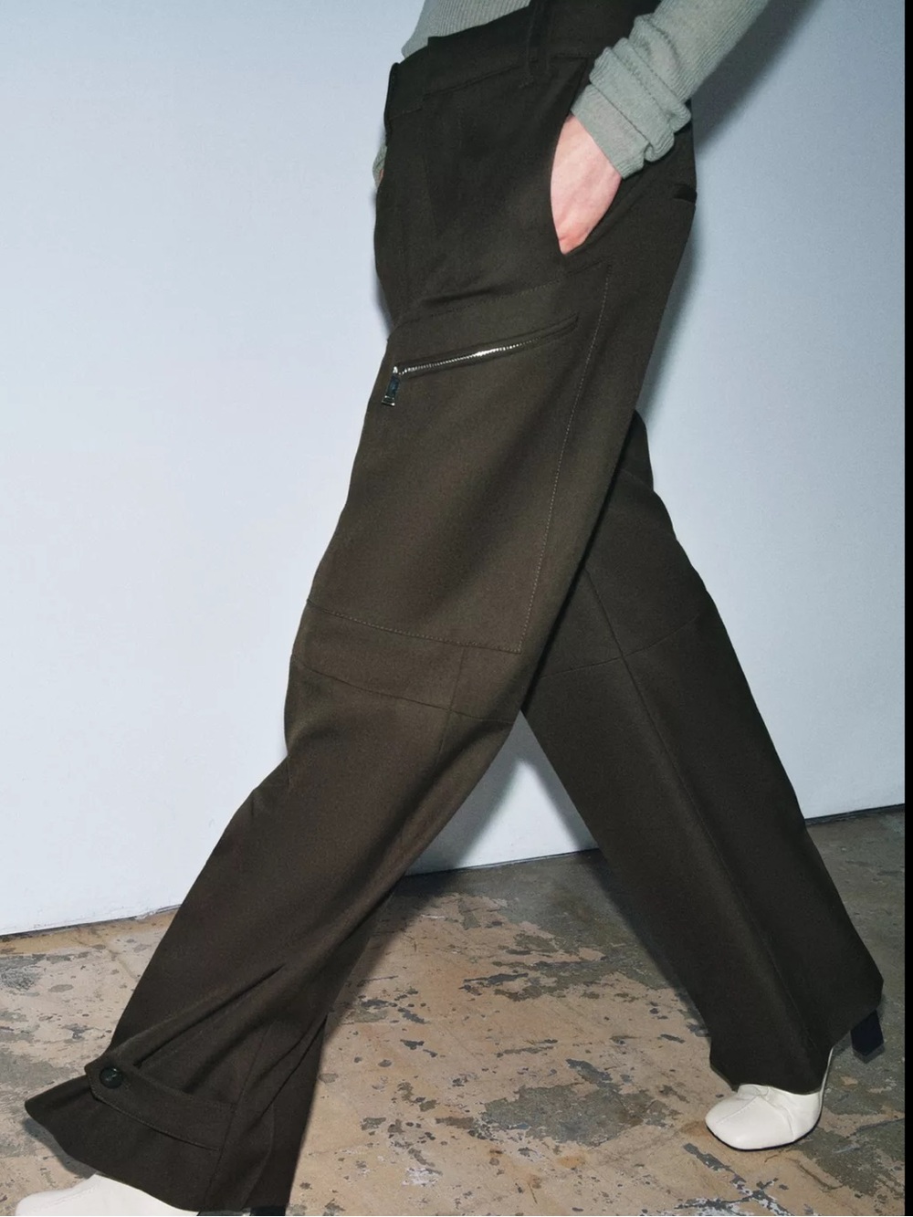 ZW COLLECTION LIMITED EDITION ZIPPER CARGO
PANTS - Size small